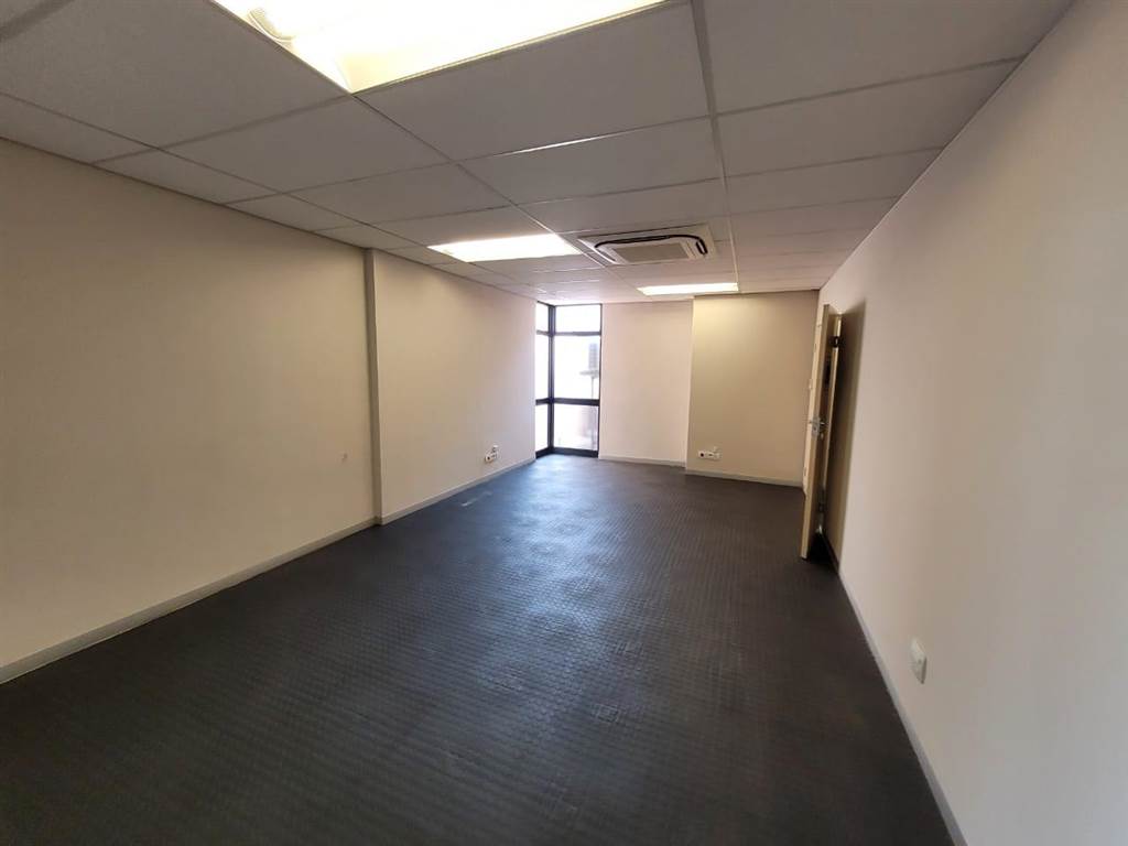 356  m² Commercial space in Glen Marais photo number 18