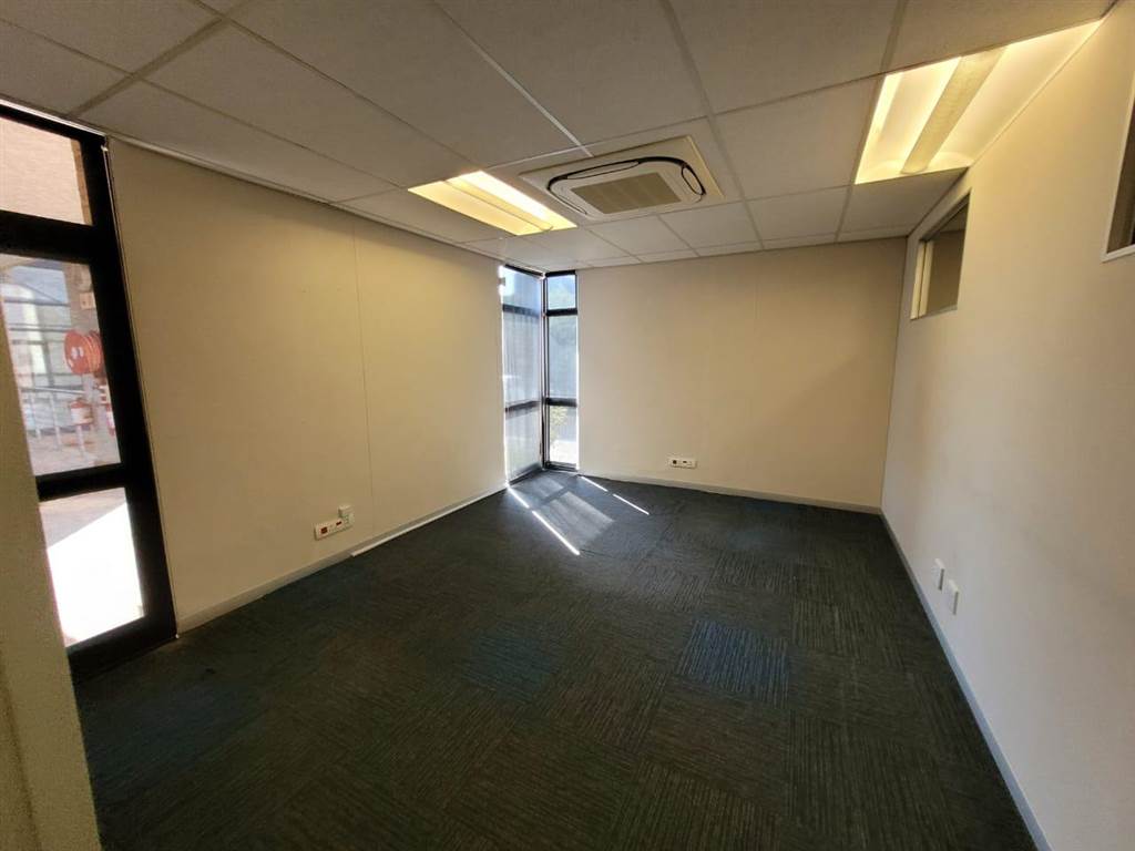 356  m² Commercial space in Glen Marais photo number 9