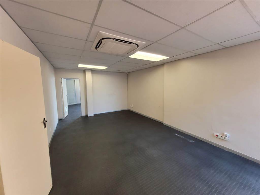 356  m² Commercial space in Glen Marais photo number 19