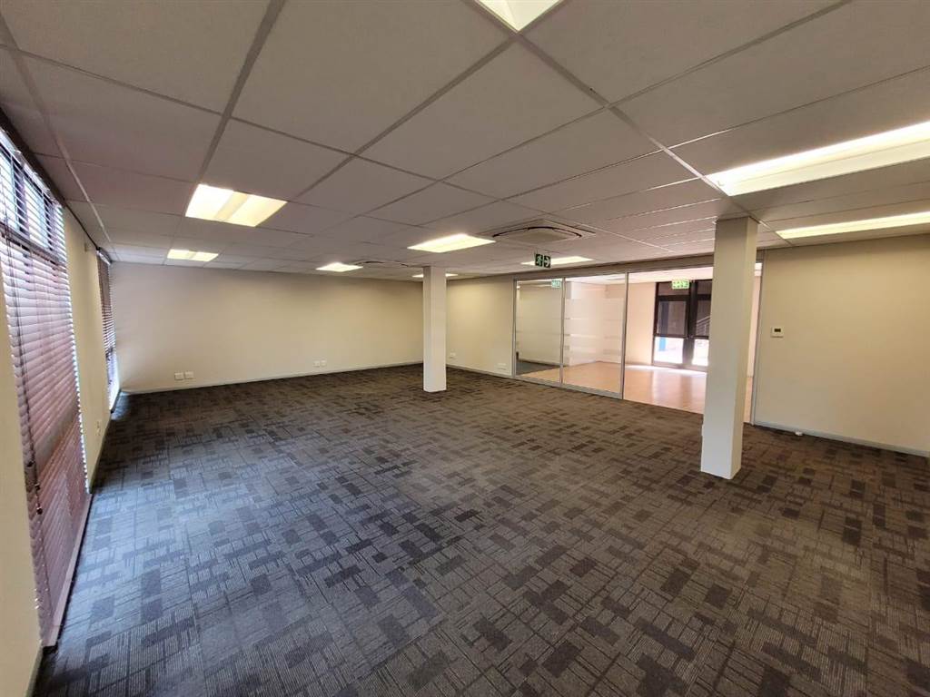 356  m² Commercial space in Glen Marais photo number 15