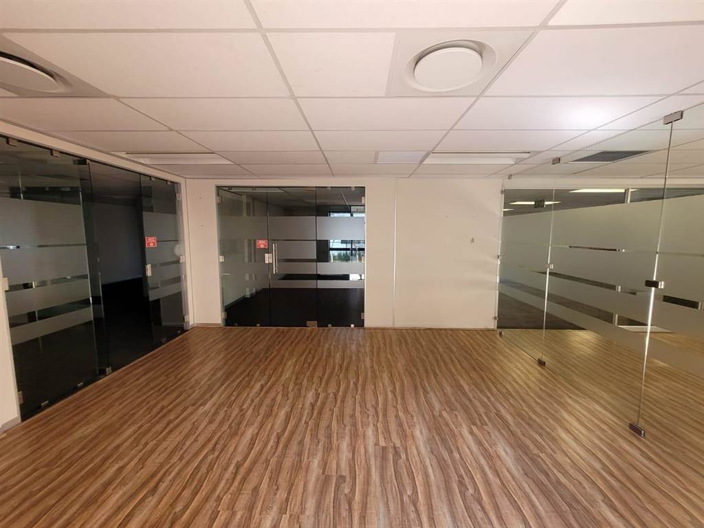 356  m² Commercial space in Glen Marais photo number 3