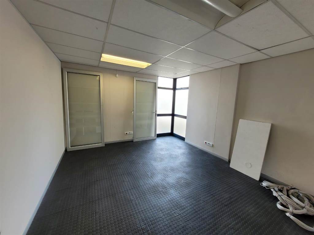 356  m² Commercial space in Glen Marais photo number 17