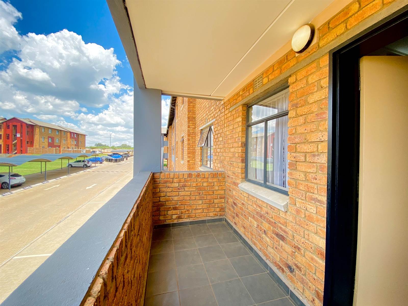 2 Bed Apartment in Germiston South photo number 2