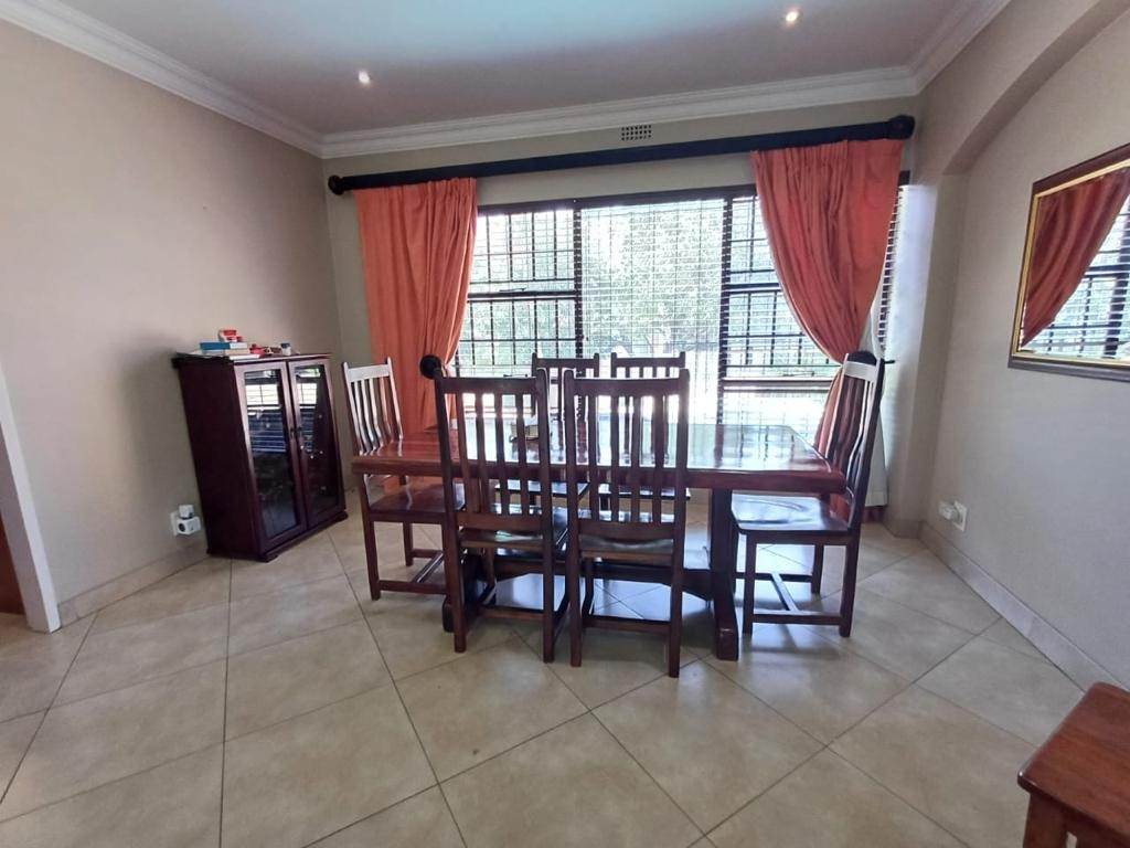 4 Bed House in Glenvista photo number 15