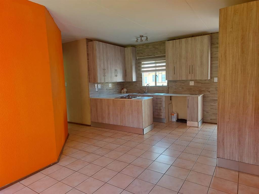 3 Bed Apartment in Grobler Park photo number 3