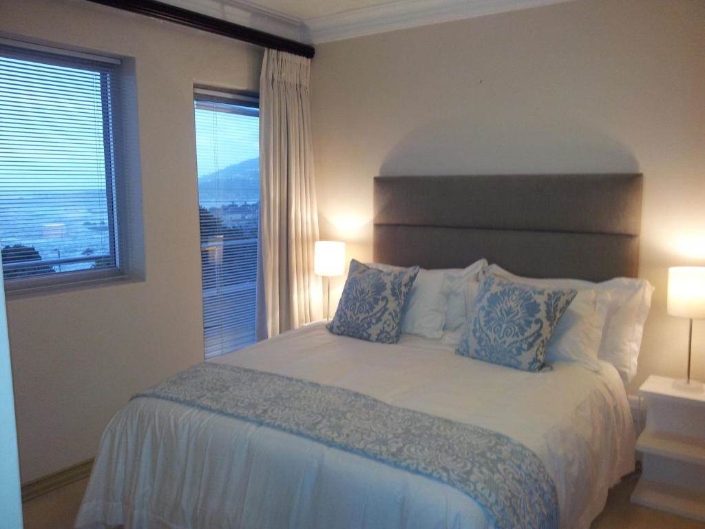4 Bed Apartment in Camps Bay photo number 7