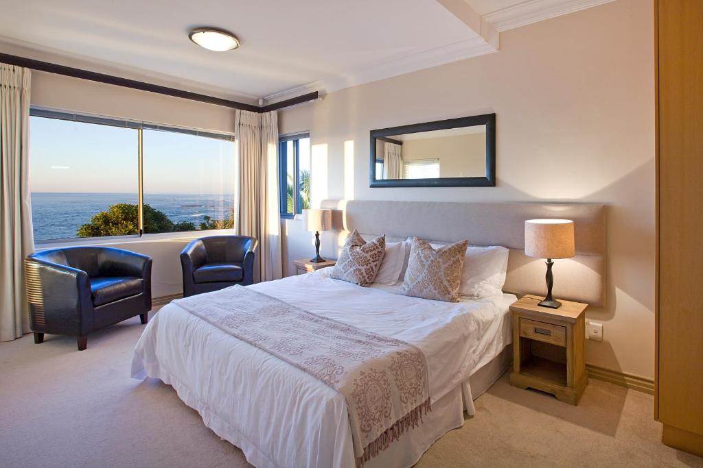 4 Bed Apartment in Camps Bay photo number 10