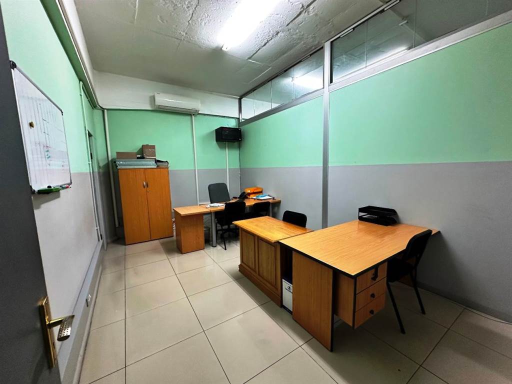 300  m² Office Space in Durban CBD photo number 4