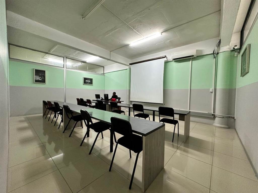 300  m² Office Space in Durban CBD photo number 3