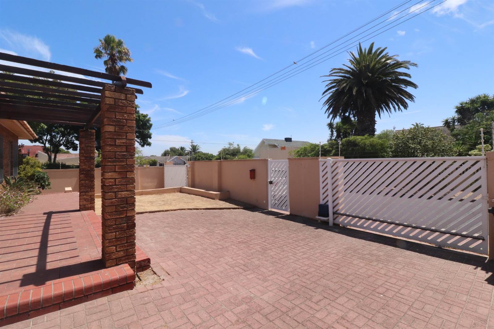 4 Bed House in Milnerton Central photo number 2