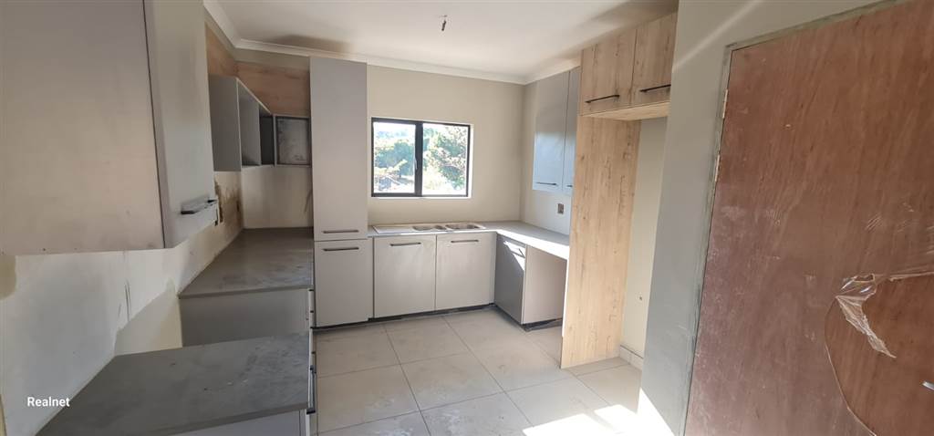 3 Bed Townhouse in Tzaneen photo number 8