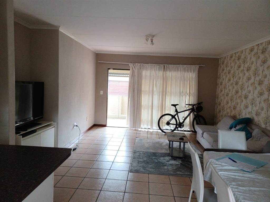 2 Bed Townhouse in Witkoppen photo number 8