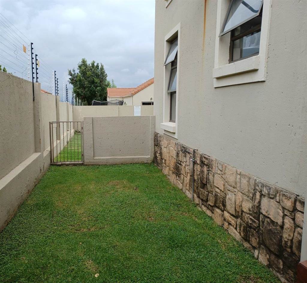 2 Bed Townhouse in Witkoppen photo number 17