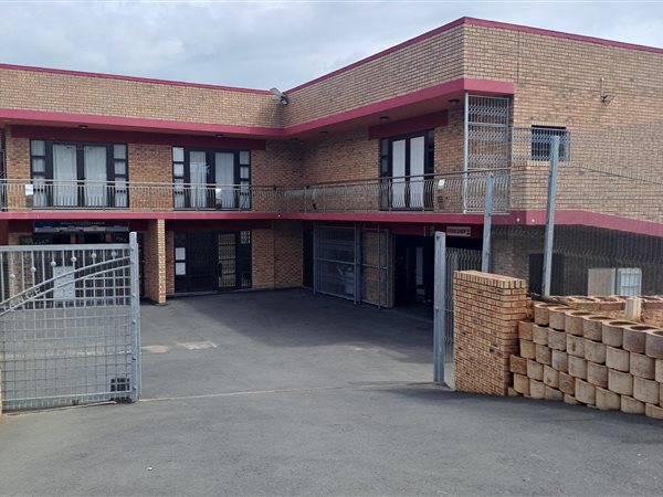 115  m² Commercial space in Sunford