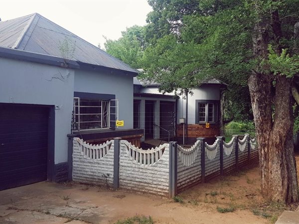 7 Bed House in Parys