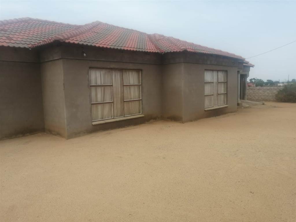 3 Bed House in Lebowakgomo photo number 2