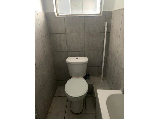 Bachelor apartment in Durban CBD photo number 9