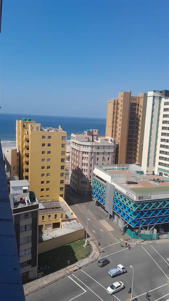 Bachelor apartment in Durban CBD photo number 11