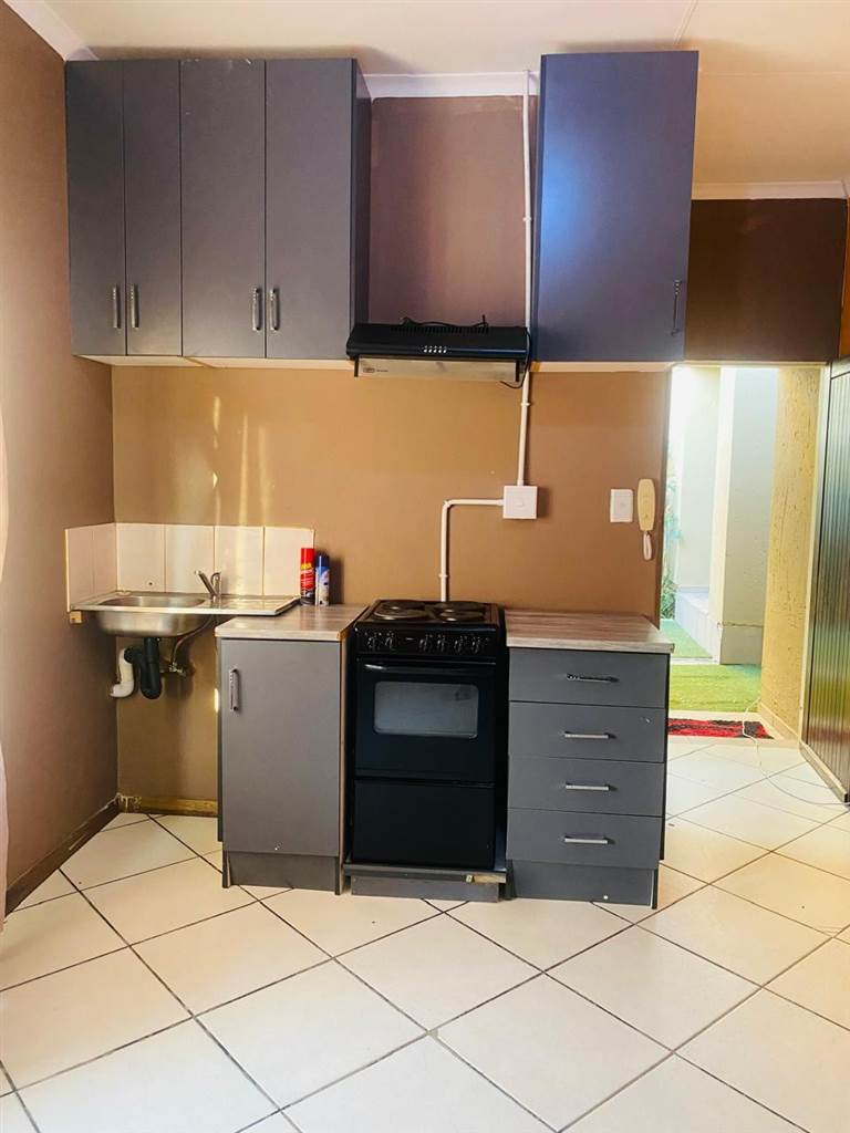 Studio apartment to rent in Eldorado Park RR3686981 Private Property