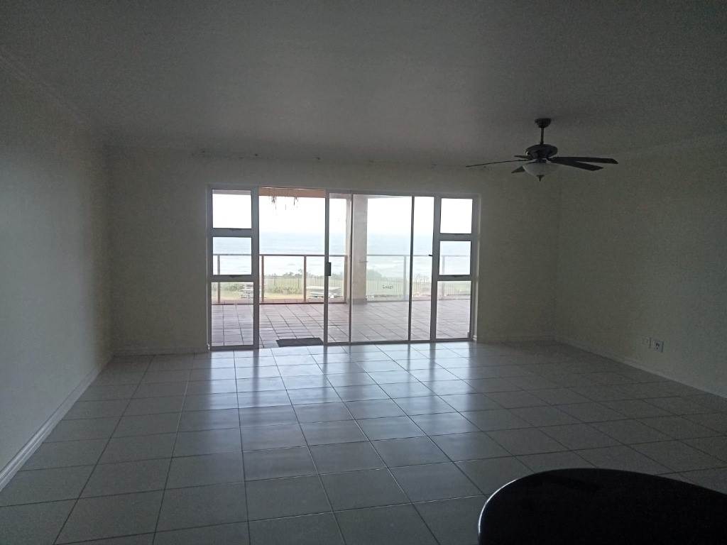 3 Bed Apartment in Illovo Beach photo number 8