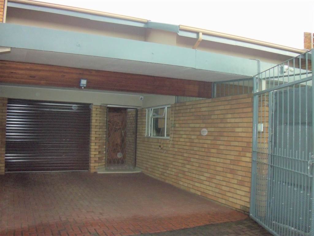 4 Bed Townhouse in Middelburg photo number 3