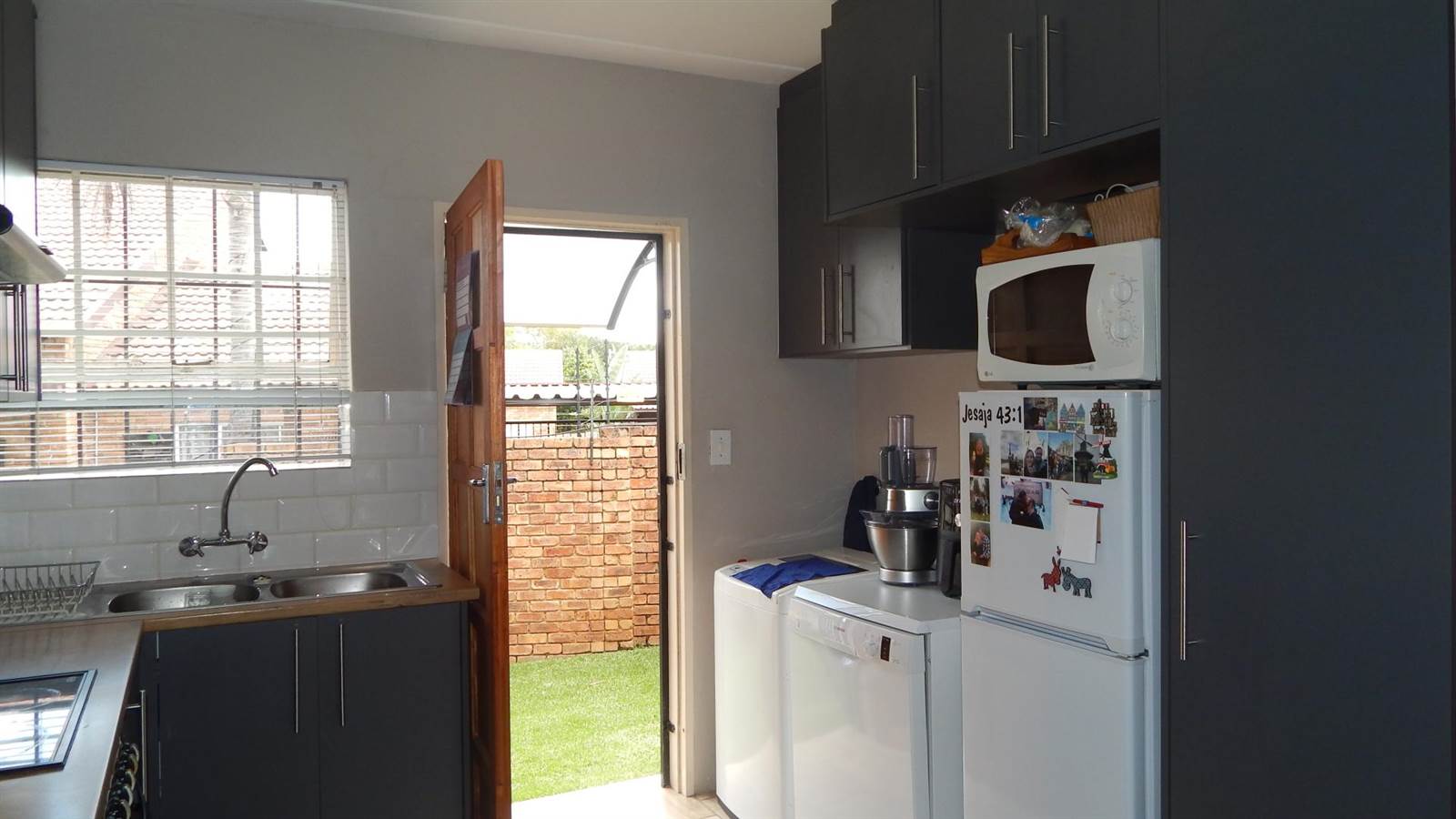 3 Bed Townhouse in Wilgeheuwel photo number 13