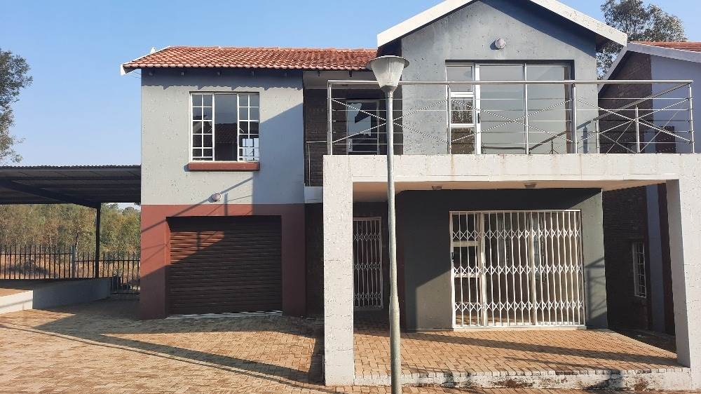 3 Bed Townhouse in Lydenburg photo number 1
