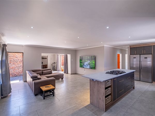 6 Bedroom House 6 Bedroom House