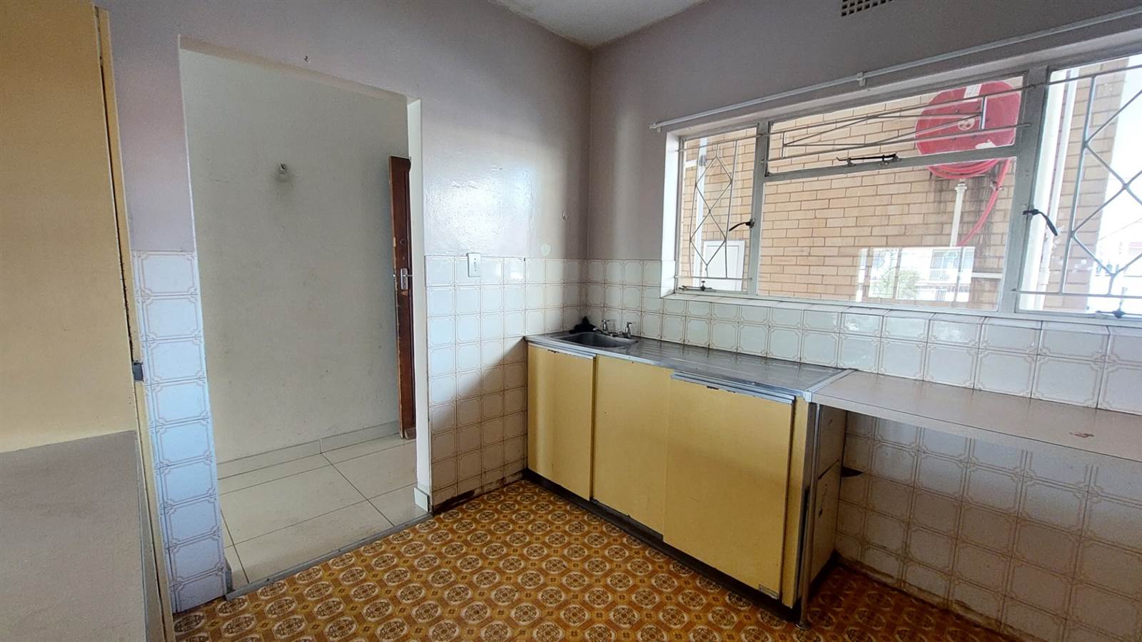2 Bed Apartment in Vereeniging Central photo number 3