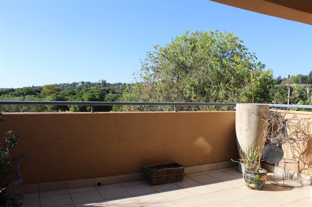 2 Bed Penthouse in Waterkloof Ridge photo number 9