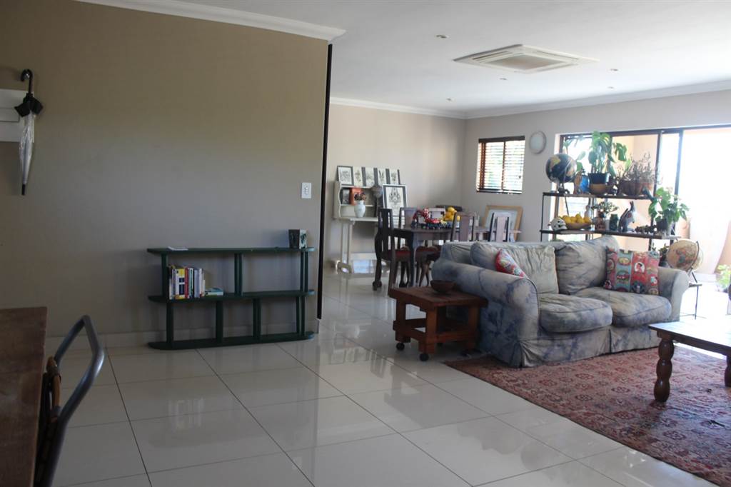 2 Bed Penthouse in Waterkloof Ridge photo number 3