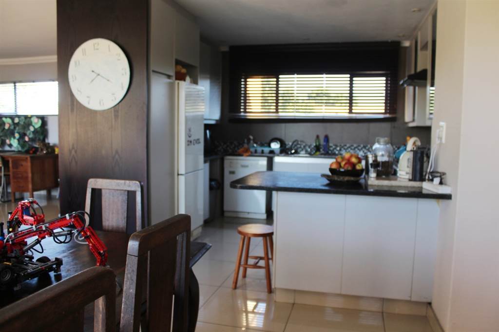2 Bed Penthouse in Waterkloof Ridge photo number 10