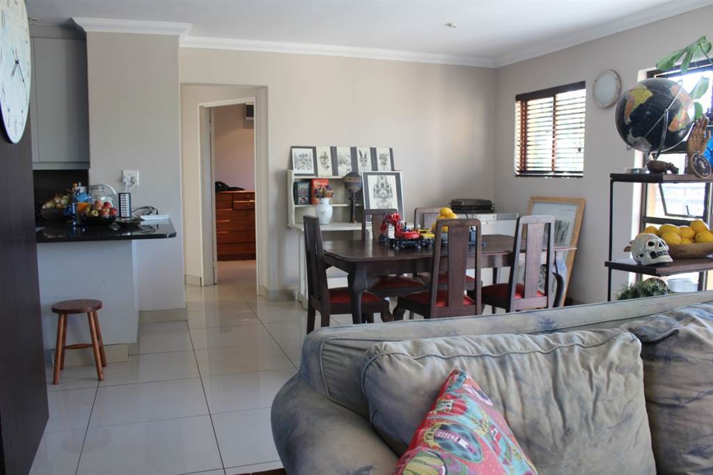 2 Bed Penthouse in Waterkloof Ridge photo number 4