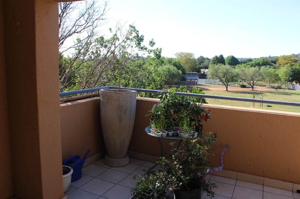 2 Bed Penthouse in Waterkloof Ridge photo number 8