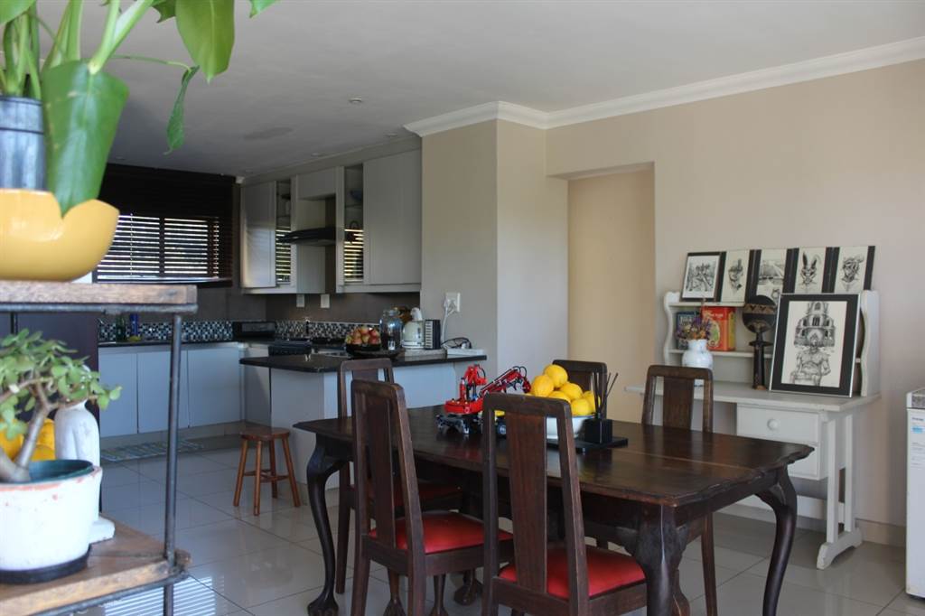 2 Bed Penthouse in Waterkloof Ridge photo number 6