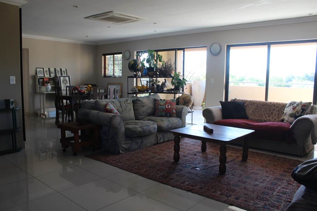 2 Bed Penthouse in Waterkloof Ridge photo number 7