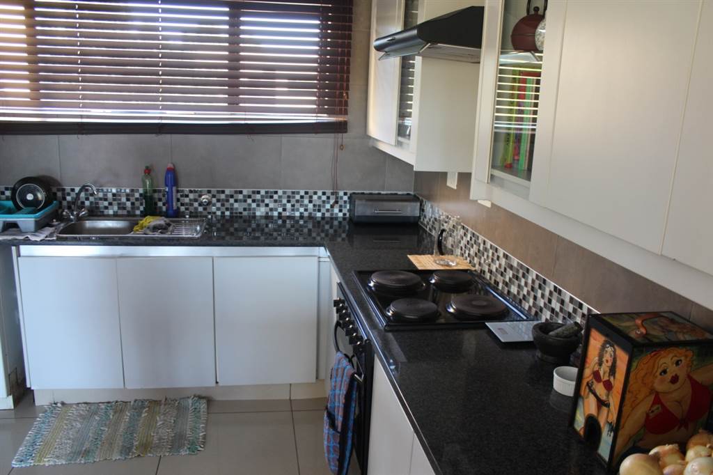 2 Bed Penthouse in Waterkloof Ridge photo number 15