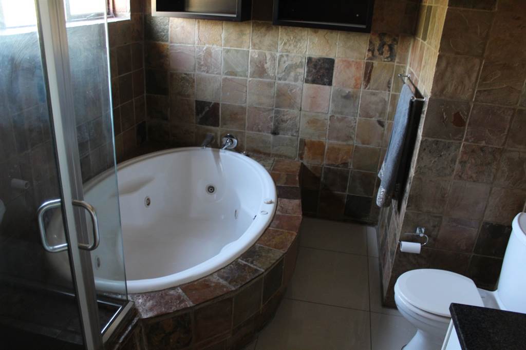 2 Bed Penthouse in Waterkloof Ridge photo number 20