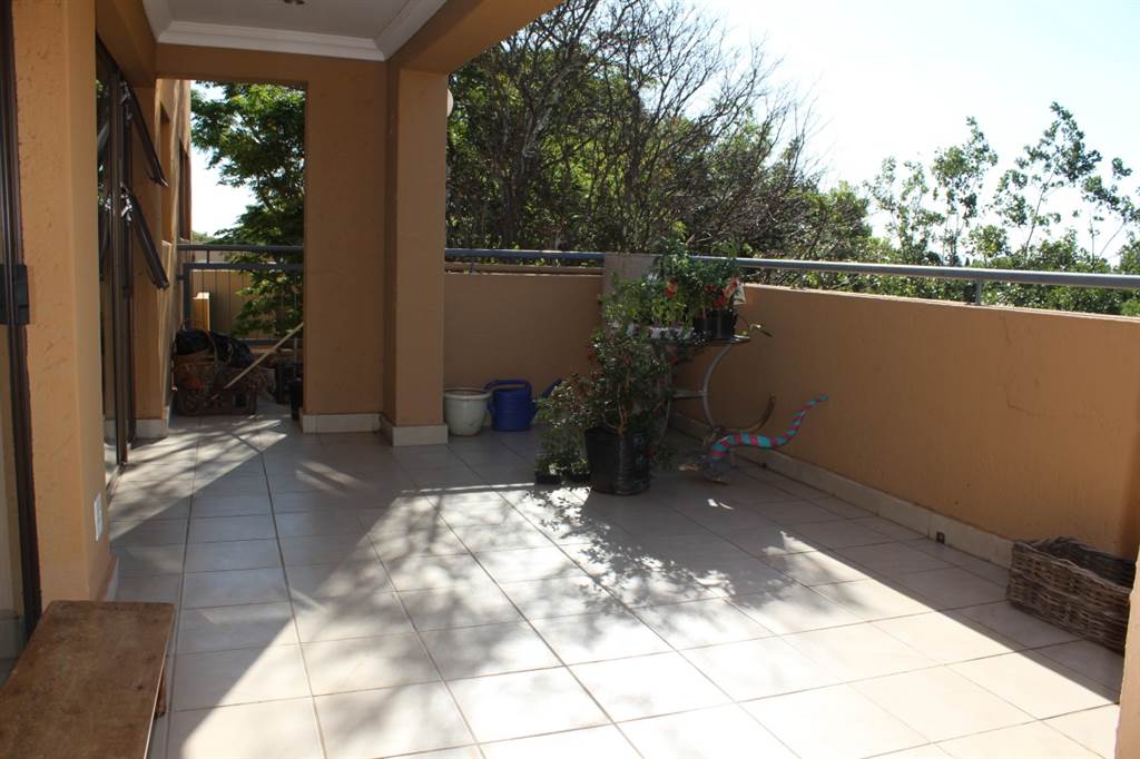 2 Bed Penthouse in Waterkloof Ridge photo number 5