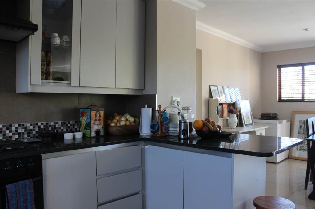 2 Bed Penthouse in Waterkloof Ridge photo number 17