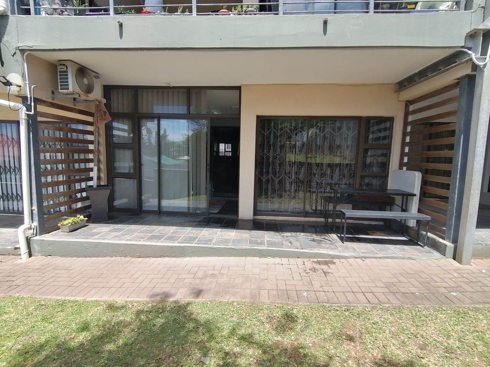 2 Bed Apartment in Illovo Beach photo number 1