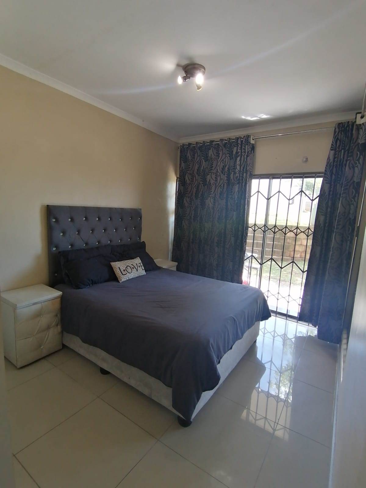 2 Bed Apartment in Illovo Beach photo number 6
