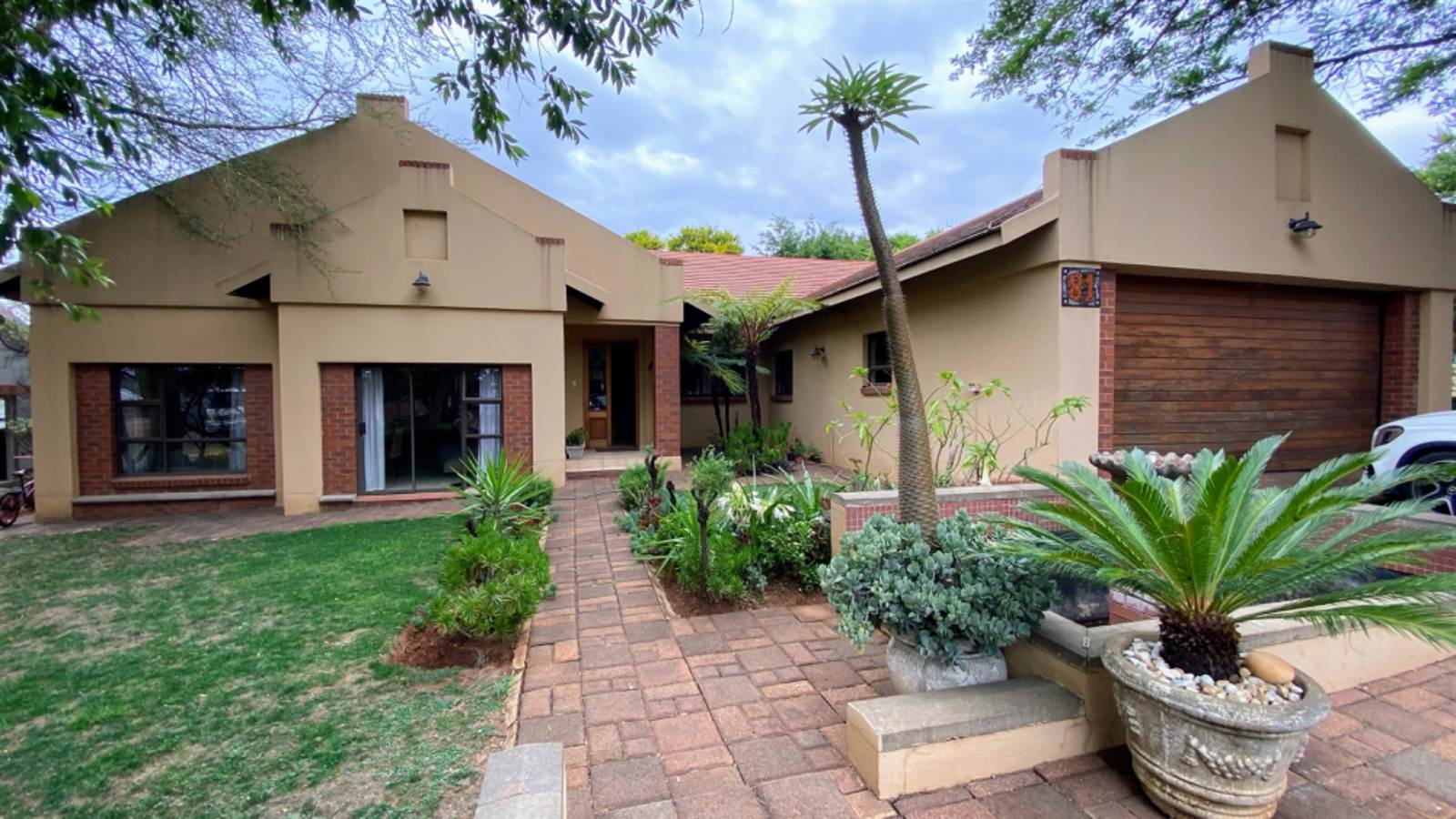 4 Bed House in Buffelspoort photo number 1