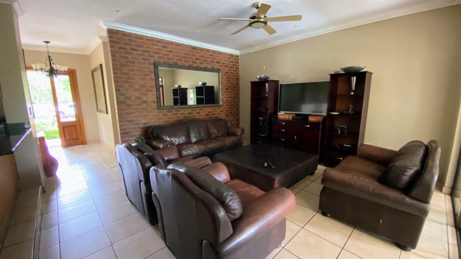 4 Bed House in Buffelspoort photo number 6