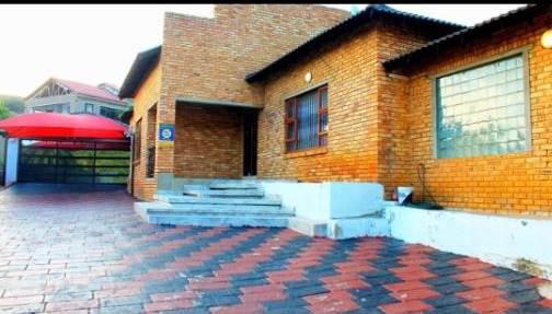 4 Bed House in Naturena photo number 2