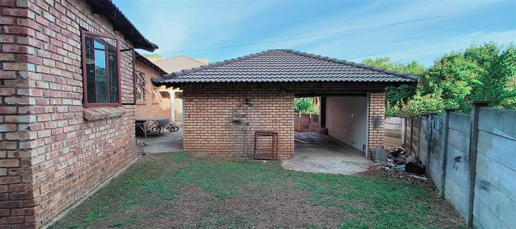 4 Bed House in Naturena photo number 4