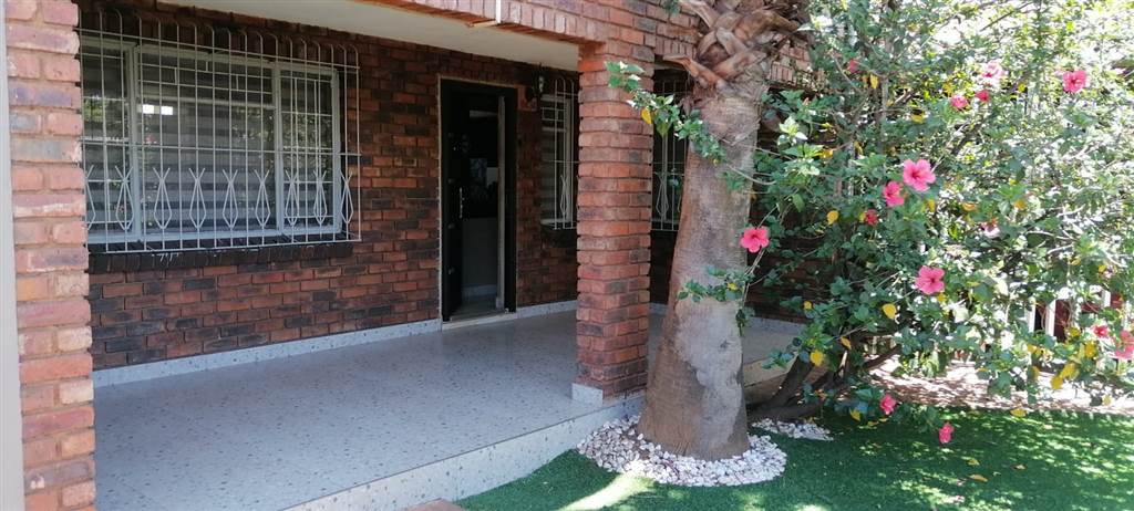 4 Bed House in Lenasia photo number 7
