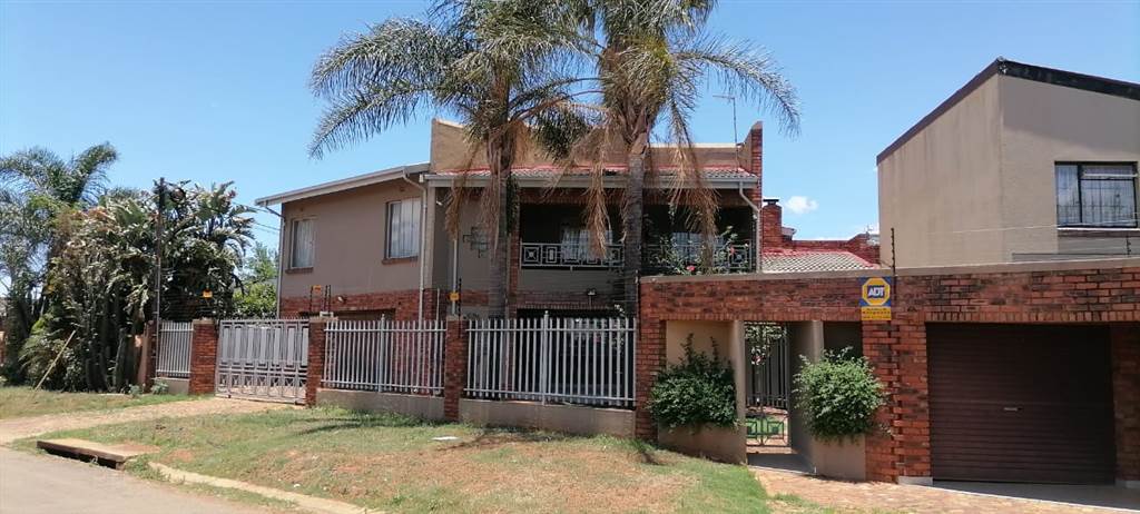 4 Bed House in Lenasia photo number 1
