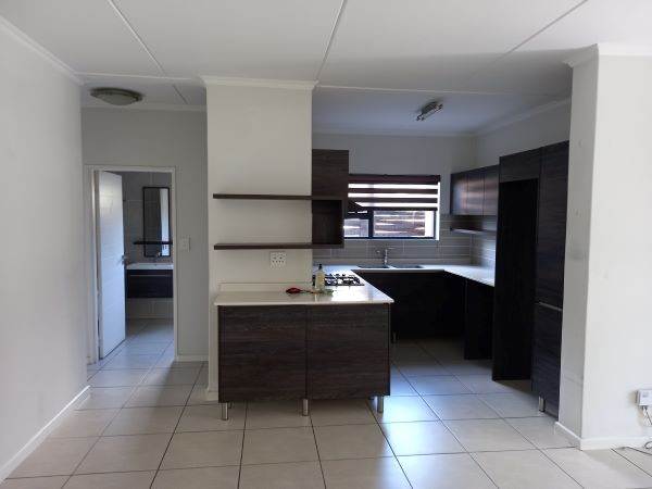 3 Bed Apartment in Olivedale photo number 11