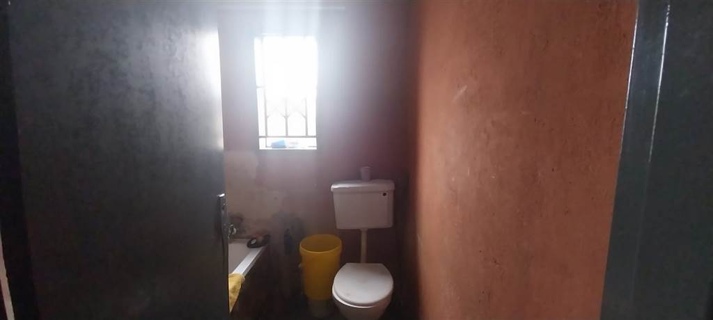 2 Bed House in Etwatwa photo number 7